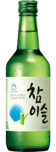 Bouteille de soju sur un fond blanc